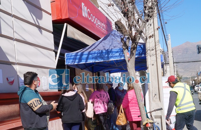 NO FUERON ATENDIDOS.- Cuando las cámaras de Diario El Trabajo registraron esta gráfica, aseguran los usuarios, ya había menos gente en la fila, pero algunos abuelitos prefirieron regresar a sus hogares.