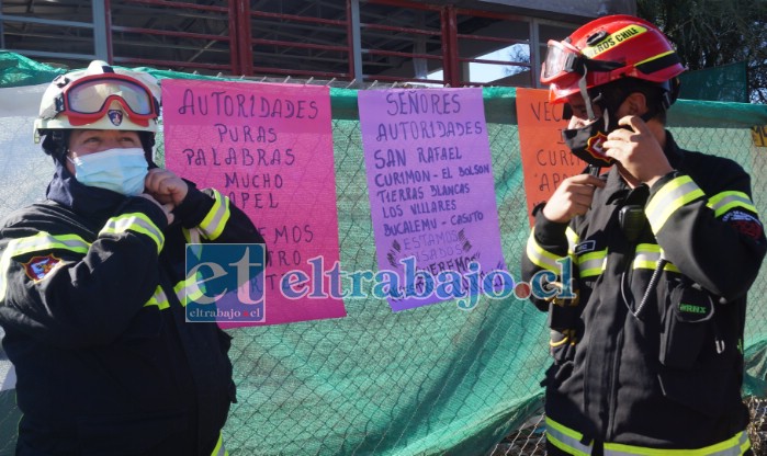 PERO NADIE LES RESPONDE.- La tarde de este sábado estos bomberos de la Quinta protestaron pacíficamente frente al maltrecho cuartel.