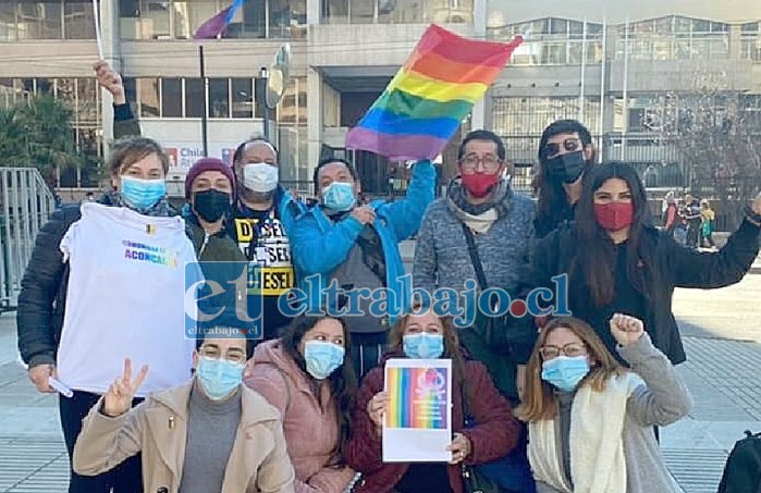 RECLAMAN RECURSOS.- Este martes en Valparaíso varias personas de los colectivos de Diversidad protestaron frente a la gobernación provincial.