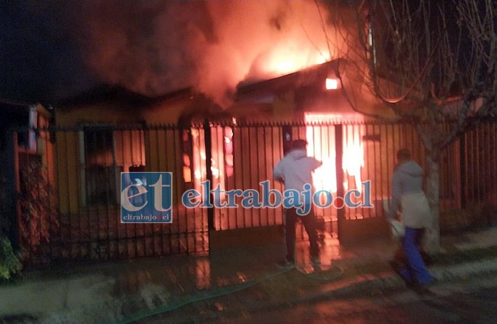 BOMBEROS EN ACCIÓN.- Las llamas afectaron gran parte del interior de esta vivienda, centrándose con gran fuerza en el frontis de la casa.