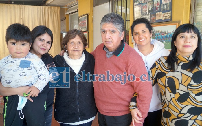 MUY REGALONEADO.- De izquierda a derecha: Daniela Ferrada Ferrada (nieta), Santiago Carrasco Ferrada (bisnieto), María Montenegro Cantillano (esposa), Omar Ferrada Lagos, Claudia Ferrada Montenegro (hija), Karina Ferrada Montenegro (hija).