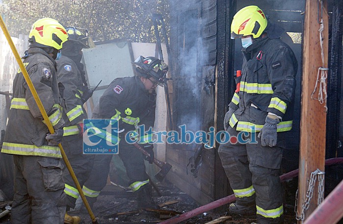 SIN VIDAS QUE LAMENTAR.- ‘Los Caballeros del Fuego’ lograron detener el avance de las llamas a otras viviendas, pero en esta casa las pérdidas fueron totales.