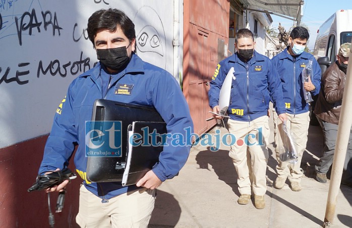 EN EL LUGAR.- Las cámaras de Diario El Trabajo registran el momento cuando los agentes de la PDI salen de las oficinas de la Secplac con los equipos incautados.