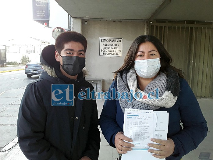 Marjorie junto a su hijo John, saliendo del centro médico.