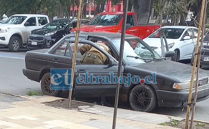 RECUPERAN VEHÍCULO.- Aquí vemos justo el momento cuando varios carabineros periciaban un auto con encargo por Robo, frente a la Farmacia Cruz Verde en calle Merced.