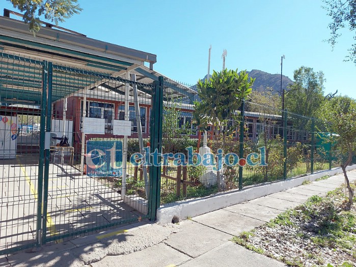 Frontis de la Escuela José Bernardo Suárez de El Asiento, lugar que fue sacudido este lunes por dos tronaduras sin previo aviso que causaron bastante preocupación.