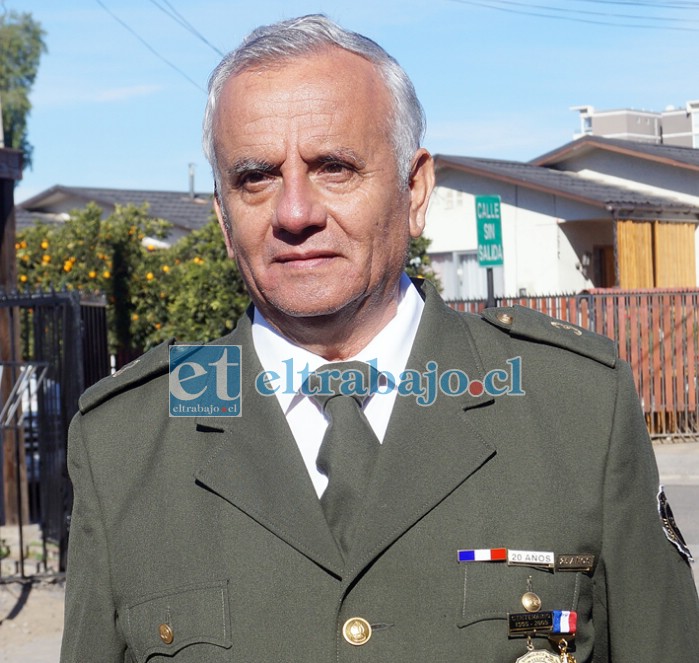 Waldo Araya Arévalo, de 68 años de edad, recibió su medalla a los 25 años de servicio voluntario como bombero.