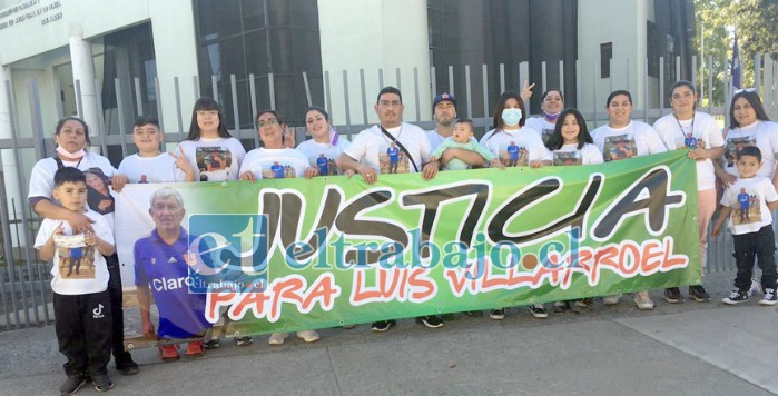 El grupo de amigos y familiares de Luis Villarroel, manifestándose afuera del Tribunal de Garantía de Los Andes.