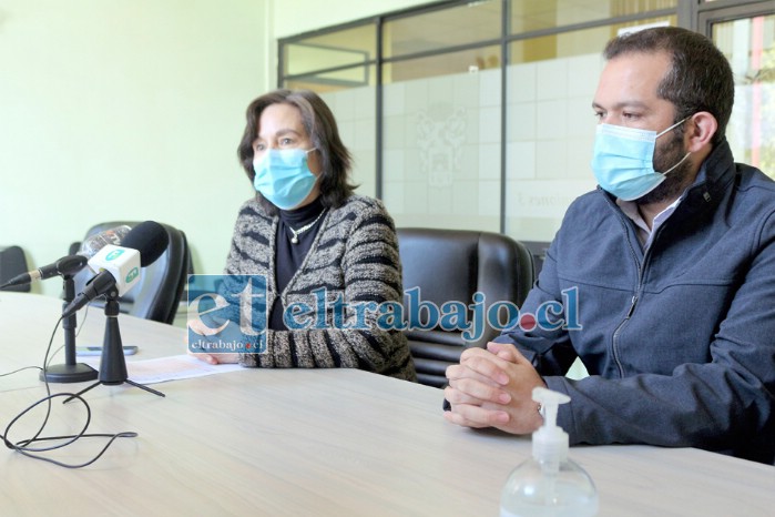 La alcaldesa Carmen Castillo junto al concejal Basilio Muena entregaron detalles sobre esta primera jornada.