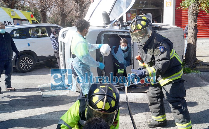 ADRENALINA PURA.- Uno de los rescates más complicados para estos bomberos, quienes debieron emplearse a fondo.