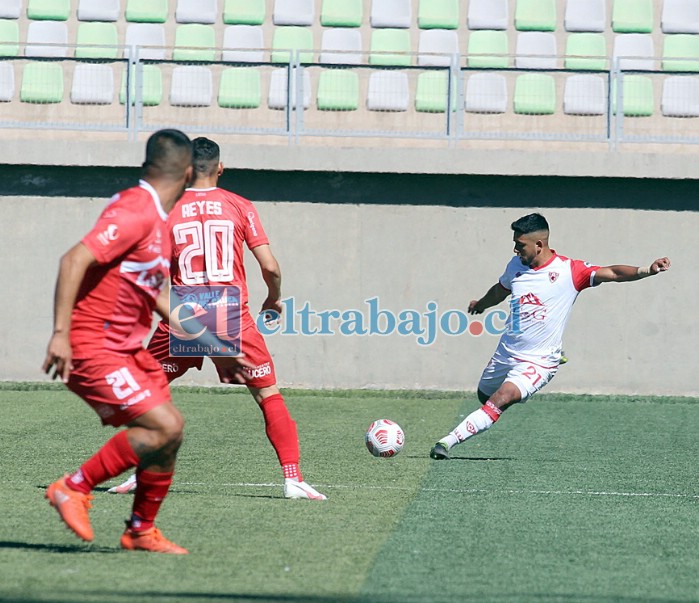 Jugadores del Uní Uní intentan frenar un avance de los copiapinos. (Foto: Gentileza Sergio Briceño – Comunicaciones Dep Copiapó)