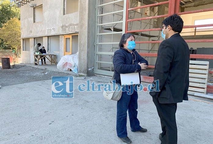 El administrador municipal junto a la directora de la Secplac inspeccionaron las dependencias inconclusas del cuartel.