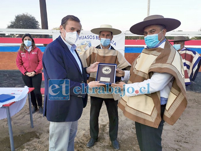 El diputado Luis Pardo hace entrega del título de dominio de los terrenos donde se encuentra su medialuna, a José Manuel Arancibia, secretario del Club de Huasos Bellavista. Más atrás observa la Seremi de Bienes Nacionales, Rosario Pérez.