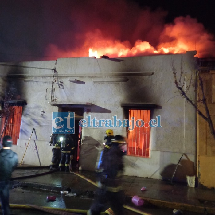 Inmensas lenguas de fuego sobresalían del techo de la vivienda, debiendo concurrir hasta el lugar varias unidades de Bomberos. (Foto gentileza Gabriel Orellana Pezoa)