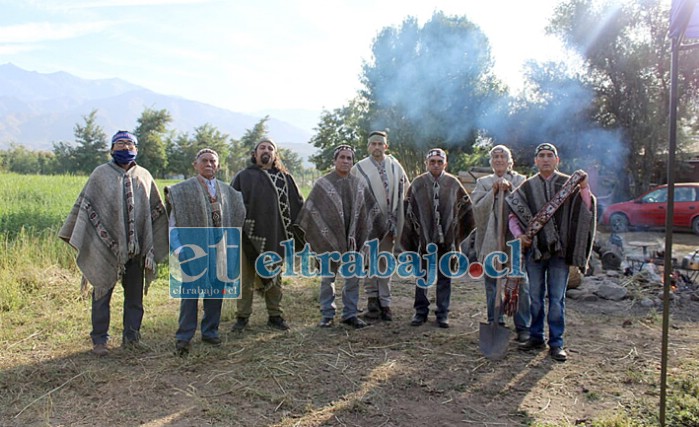 Integrantes de pueblos originarios realizando un Llellipun, ceremonia mapuche. (Foto tomada antes de la pandemia)