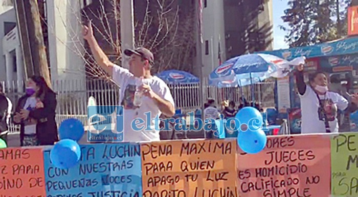 Familiares y amigos afuera del Juzgado de Garantía de Los Andes el día viernes durante la audiencia.