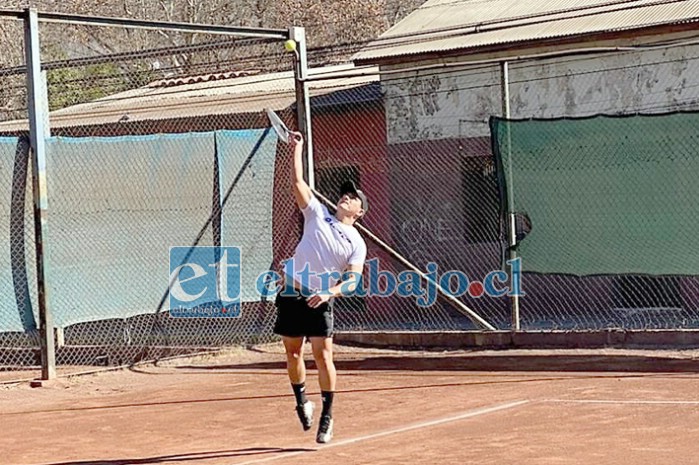 Entusiastas tenistas participan del torneo Aniversario de San Felipe.