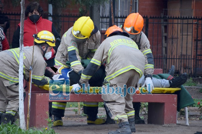 TERCERINOS EN ACCIÓN.- Rescatistas de la Tercera Compañía de Bomberos estabilizaron al paciente de uno de los vehículos involucrados en este accidente.