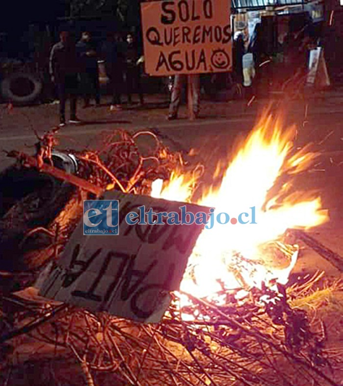 Vecinos protestando, pidiendo algo tan elemental como el agua.