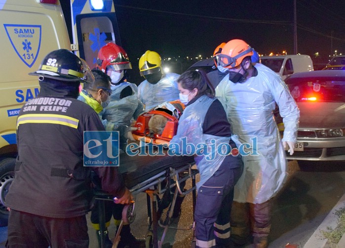 CONDUCTOR RESCATADO.- Personal de Bomberos y del SAMU atendieron diligentemente al conductor del auto menor, tras estabilizarlo, lo conducen a la ambulancia para su respectivo traslado al San Camilo.