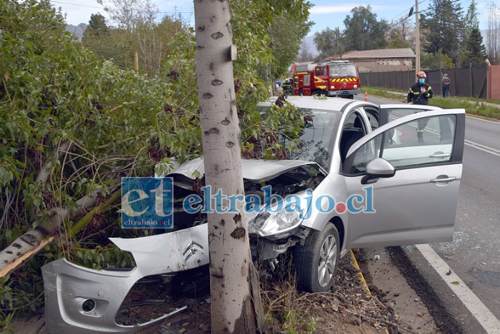 QUEDÓ ATRAPADO.- Las cámaras de Diario El Trabajo registran la violenta escena, al parecer este vehículo habría colisionado al otro por detrás.