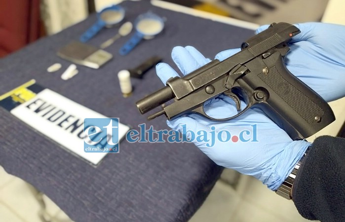 AMBOS DETENIDOS.- La Bicrim San Felipe logró la incautación de una pistola marca Bruni 84, calibre 9 mm., de fogueo adaptada para el disparo, con su respectivo cargador.