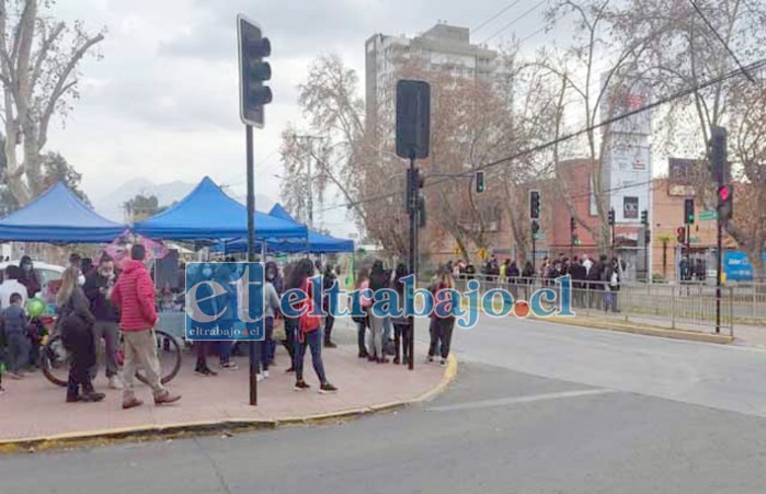 Personas frente al mall Espacio Urbano de Los Andes en el momento de la emergencia este domingo. (Foto (@losandeshoy)