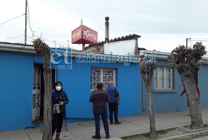 Esta es la casa de Isabel, vecina que se ve afectada por el paso de camiones que cortan los cables.