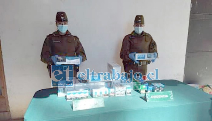 Carabineras de la Segunda Comisaría de San Felipe muestran las cajetillas de cigarrillos incautadas en feria Diego de Almagro.