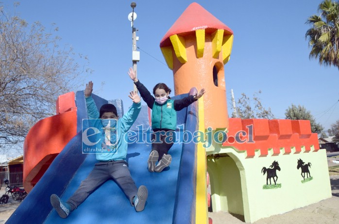 EN SU PROPIO CASTILLO.- Matías y Priscilla disfrutaban esta tarde de los juegos en el parque de ‘Los Dinosaurios’. (Foto tomada con autorización de su padre)