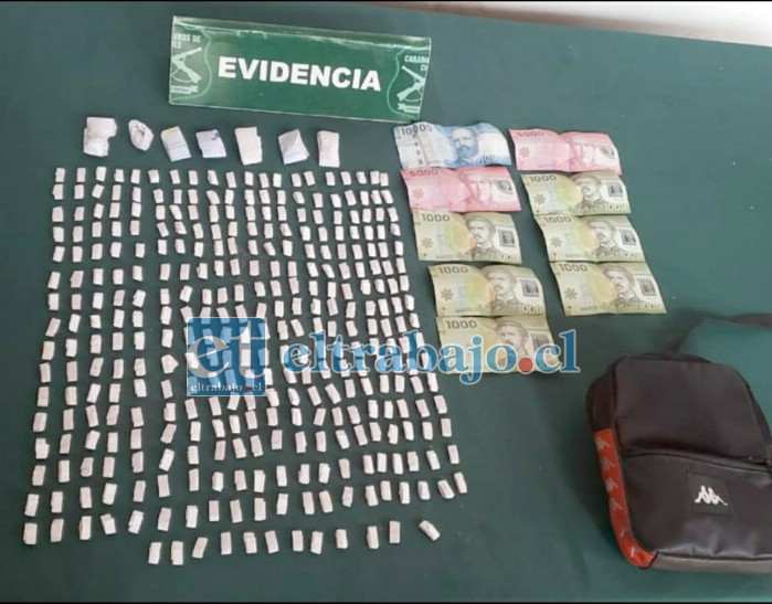 El dinero y la droga incautada al menor de 16 años detenido por la SIP.