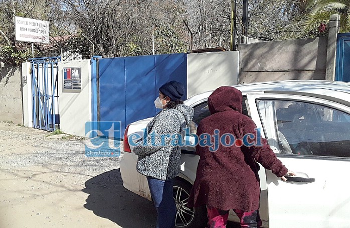 Edith junto a una sobrina en las afueras del SML, esperando el cuerpo del hombre de 61 años fallecido trágicamente en el incendio.