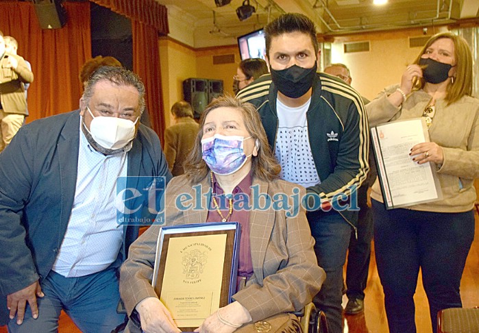 NUESTRA FLORISTA.- Ella es doña Zoraida Torres Jiménez, quien dedicó 45 años de su vida a crear y vender ramos de flores para toda ocasión.