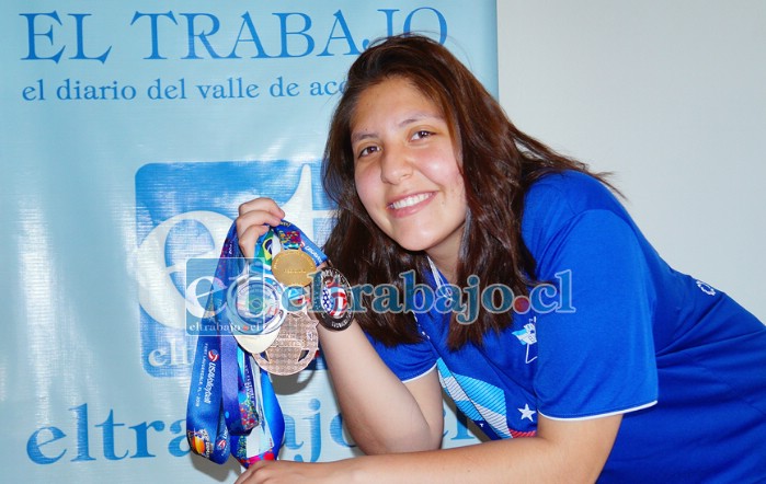 GRANDE GABRIELA.- En nuestra Sala de Redacción esta tremenda deportista sanfelipeña nos mostró sólo algunas de sus mejores medallas ganadas dentro y fuera de Chile. (Archivo)