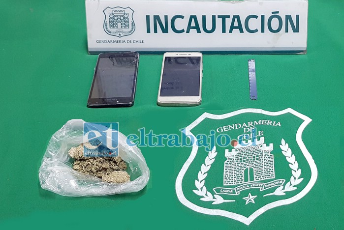 La bolsa escondía dos teléfonos celulares, una sustancia vegetal de color verde, aparentemente marihuana, y una hoja de sierra, la que podría ser usada para cortar los barrotes de la puerta de ingreso a los dormitorios.