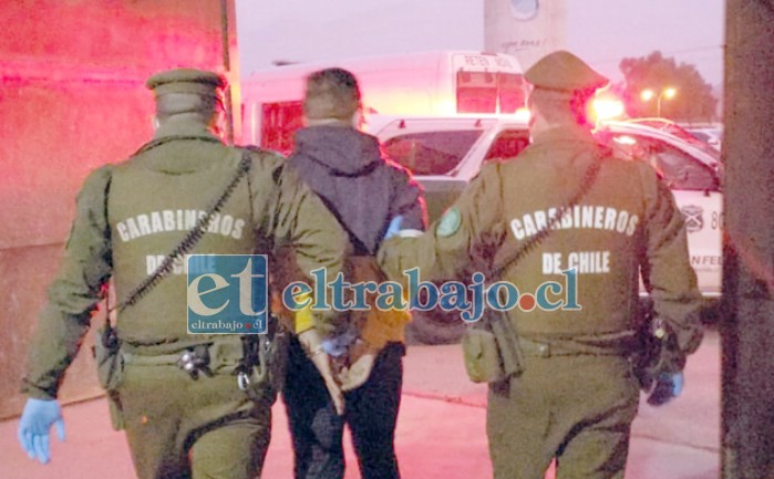 El imputado siendo trasladado por Carabineros de San Felipe.