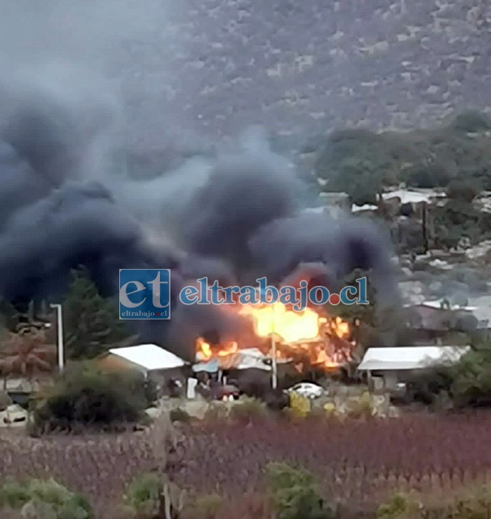 Desde lejos así se apreciaba el incendio ayer en la tarde en el sector El Arenal de Quebrada Herrera.