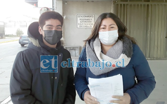 El joven John junto a su madre cuando salían desde un centro médico.