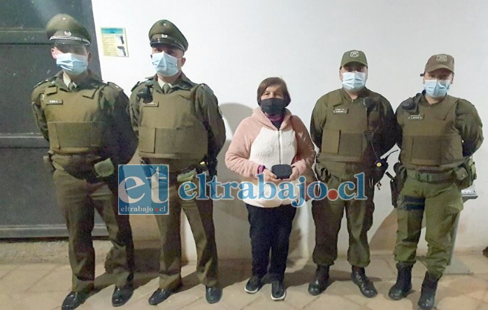 María junto a Carabineros en el momento de la entrega de la billetera.