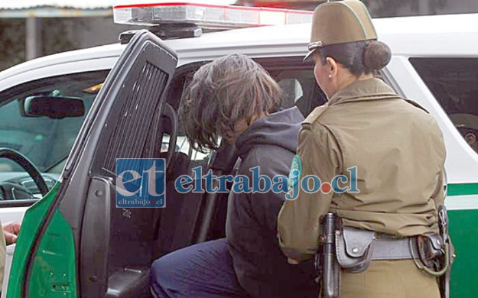 La mujer fue detenida por Carabineros y quedó en libertad tras ser controlada su detención. (Foto referencial)