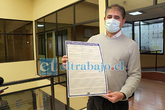 El encargado del Departamentos de Rentas de la Municipalidad, Juan López Martínez, muestra el documento.