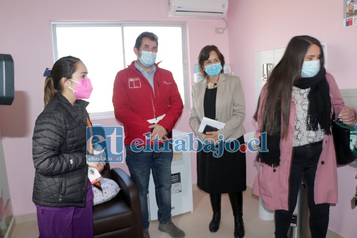 Acá el Seremi de Salud Quinta Región, de rojo junto a las autoridades de San Felipe visitando el Cecof de Quebrada Herrera.