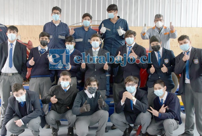 DE NUEVO EN ACCIÓN.- Estos jóvenes de la especialidad Mecánica Automotriz posaron para las cámaras de Diario El Trabajo la tarde de este lunes.