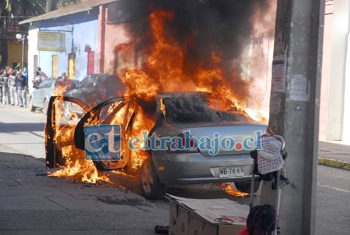 El auto en que se desplazaban fue incendiado por los mismos delincuentes frente al Serviestado.