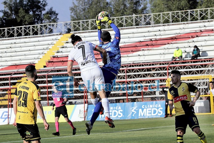 Matías Cano corta un centro que buscaba la cabeza del goleador Julio Castro. (Foto: Jaime Gómez Corales)