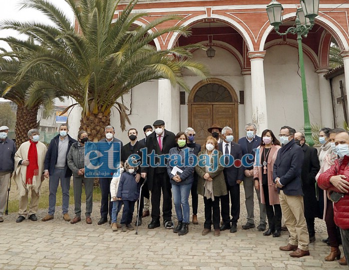 Diversas autoridades y representantes de la comunidad de Curimón presentes en la actividad.