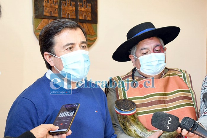 El alcalde Manuel Rivera junto al mítico personaje en el lanzamiento de la convocatoria para una nueva versión del Festival Folclórico Guatón Loyola 2021.