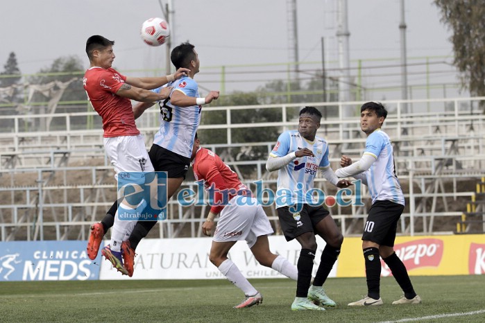 El delantero Ignacio Mesías intenta ganar por arriba a la defensa de Magallanes. (Foto: Jaime Gómez Corales)