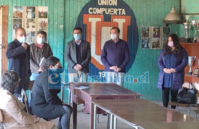 Dirigentes locales de Catemu junto al diputado Luis Pardo (gestor del encuentro) y Carlos Undurraga, jefe de Departamento de Gestión Comunitaria, y Álvaro Sola, subdirector (s) de Servicios Sanitarios Rurales.