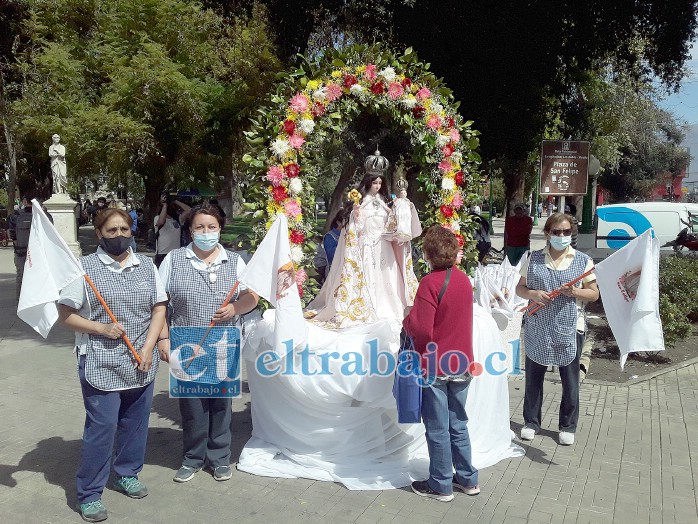 Voluntarias de la Iglesia Andacollo en la plaza promocionando la fiesta patronal de la Virgen.